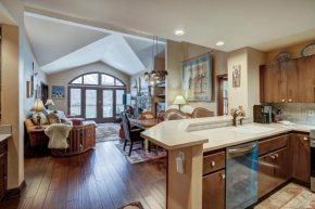 2BR Condo in Arrowhead Village - 5 Minute Walk to Chairlift, Mountain Views! condo